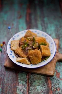 Tahu Gejrot, Endonezya 'dan baharatlı bir tofu türüdür. Kızarmış tofudan yapılır, ince ve sulu bir sosla servis edilir. Palmiye şekeri, sirke, tatlı soya sosu ve kırmızı biberle harmanlanır.