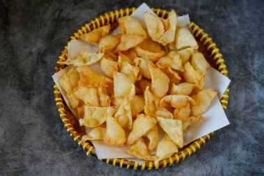 Pangsit goreng veya kızarmış wonton derisi