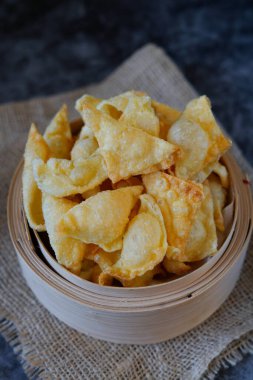 Pangsit goreng veya kızarmış wonton derisi