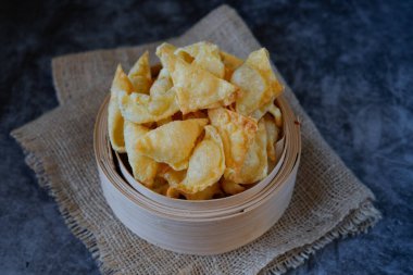 Pangsit goreng veya kızarmış wonton derisi