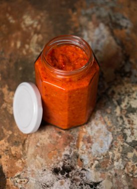 Kırsal arka planda ev yapımı Endonezya Sambalı cam kavanoz