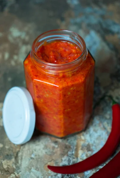 Glazen Pot Met Zelfgemaakte Indonesische Sambal Rustieke Achtergrond — Stockfoto