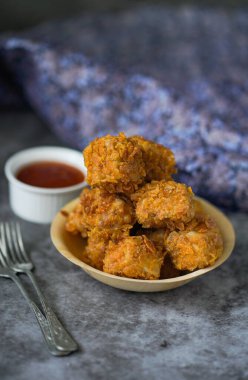Tahu patlamış mısır, mısır gevrekli kızarmış tofu.