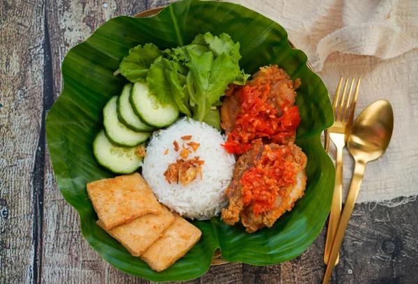 Ayam Geprek Indonesisch Gefrituurde Kip Geplet Met Chili Knoflooksmaak Geserveerd — Stockfoto