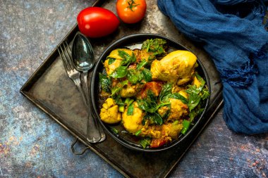 Ayam Woku Endonezya baharatlı fesleğenidir. 