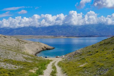 Uzakta güzel bir sahil manzarası var, Velebit Dağı 'nı görebilirsiniz.