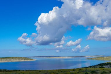 Mavi gökyüzü ile bulutlar deniz bitti. doğa kompozisyon.