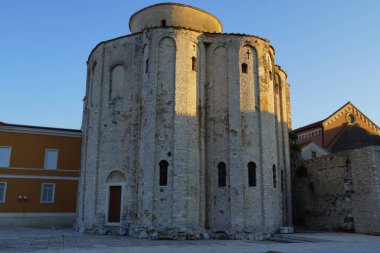 ZADAR, CROATIA - 23 Temmuz 2020: Hırvatistan 'ın Zadar kentindeki St. Anastasia çan kulesinin St. Donat kilisesi, forumu ve katedrali. Zadar, Dalmaçya 'nın Adriyatik deniz kıyısında ünlü bir turistik yerdir..