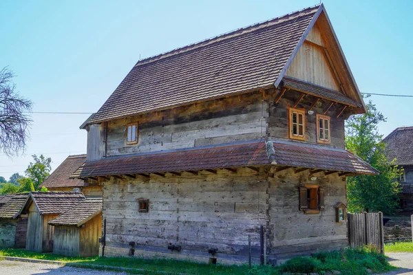 Una Casa Tradicional Construida Madera Roble Lonjsko Polje —  Fotos de Stock