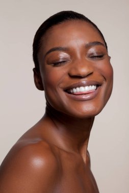 genç kadın kapalı gözler gülümseyen