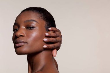 Yüze dokunan genç kadının portresi