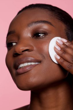 Pamuk ped kullanan genç bir kadın.