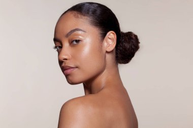 Genç kadın kollamaya portresi