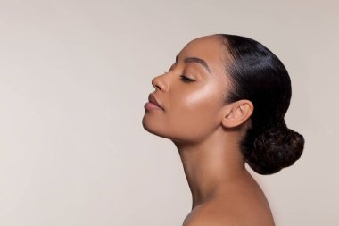 Genç kadının yan profili