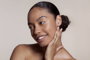 gülümseyen kadın yüzüne dokunmak