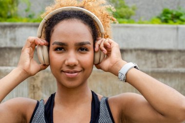 Kulaklık takan genç bir kadın.