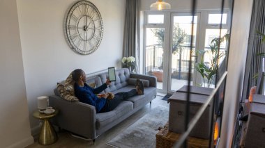 Dijital tablet kullanarak koltukta oturan adam