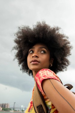 Sırt çantalı genç kadın.