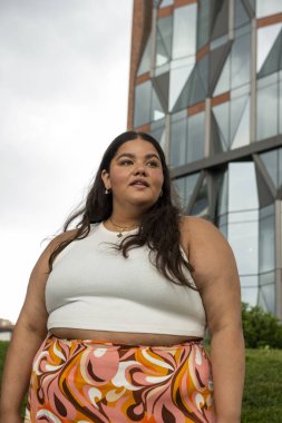 Şehir ortamında genç bir kadının portresi