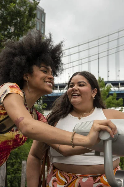 ABD, New York Şehri, iki kadın teleskobu gezmek için kullanıyor