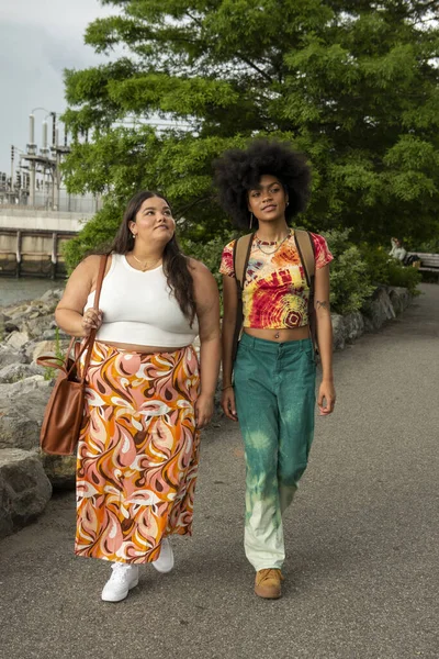 ABD, New York, Nehirde yürüyen iki genç kadın