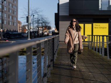 kentsel ortamda genç kadın