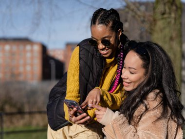 telefon kullanarak iki genç kadın