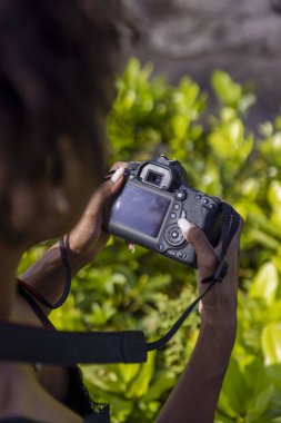 Dijital kameraya bakan kadın