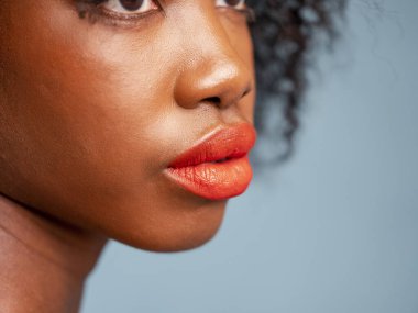 Stüdyoda kadının yüzünün yakın plan portresi.