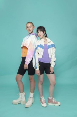 İki gülümseyen kızın stüdyo portresi