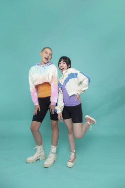 İki gülümseyen kızın stüdyo portresi