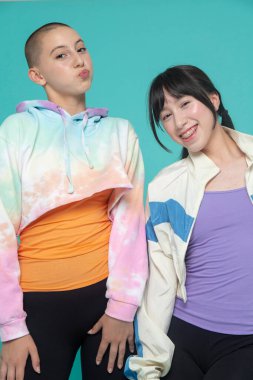 İki gülümseyen kızın stüdyo portresi