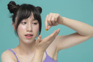 Serumu düşüren kızın stüdyo portresi