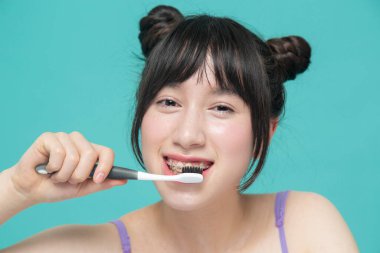 Dişlerini fırçalayan kızın stüdyo portresi