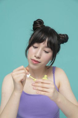 Tırnak boyayan bir kızın stüdyo portresi