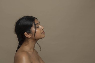 Gözleri kapalı kadın profili