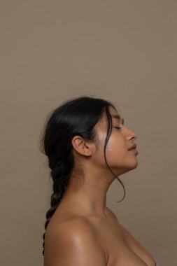 Gözleri kapalı kadın profili