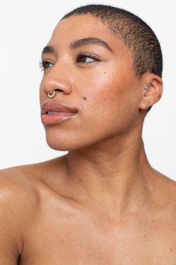 Kısa saçlı ve burun halkalı bir kadının stüdyo portresi