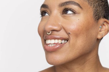 Burun halkalı, gülümseyen kadının yakın çekimi.