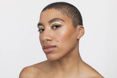 Altın folyo makyajlı bir kadının stüdyo portresi