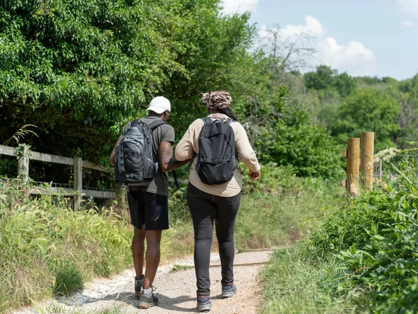 Olgun bir çift yazın yürüyüşe çıkıyor.