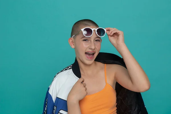 Güneş gözlüklü şık bir kızın stüdyo portresi