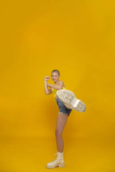 Neon renkli makyajlı kızın stüdyo portresi.