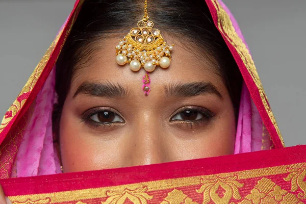 Sari ve altın takılar takan kadınların yakın çekimi