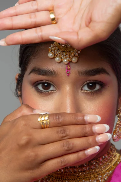 Geleneksel Hint altınları takan bir kadının stüdyo portresi