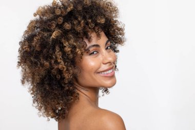 Smiling brunette smiling and looking over shoulder at camera