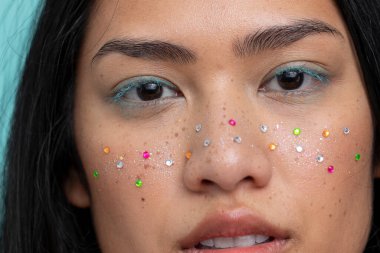 Renkli, parlak çilli kadın portresi