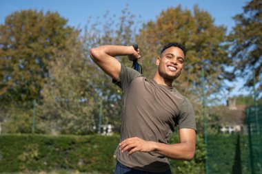 Yankesicilik oynayan gülümseyen adam