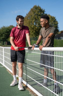 Pickleball sahasında gülümseyen adamlar