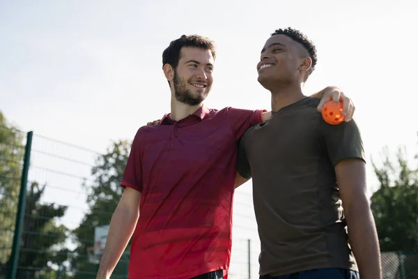 Gülümseyen adamlar  